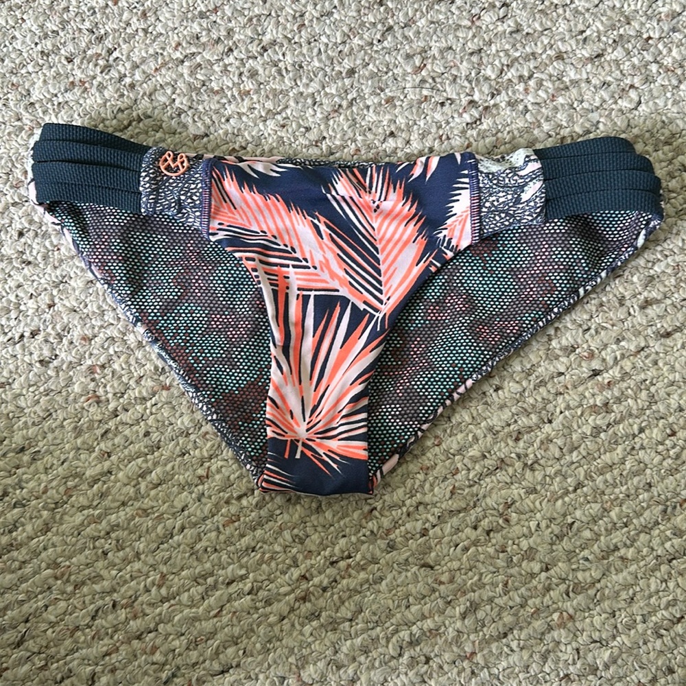 SEASHELLS NIGHT BIKINI BOTTOM BY MAAJI - HIPSTER